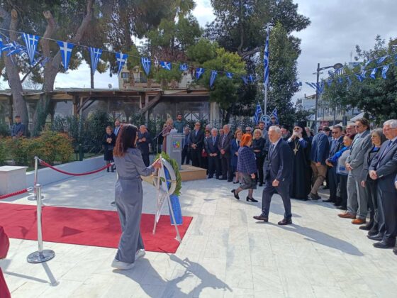 ΕΟΡΤΑΣΜΟΣ ΤΗΣ 25ης ΜΑΡΤΙΟΥ – ΚΑΤΑΘΕΣΗ ΣΤΕΦΑΝΟΥ ΑΠΟ ΤΟΝ ΕΠΙΚΕΦΑΛΗ ΤΗΣ ΜΕΙΖΟΝΟΣ ΑΝΤΙΠΟΛΙΤΕΥΣΗΣ κ. ΤΑΣΟ ΓΙΑΝΝΑΚΟΠΟΥΛΟ